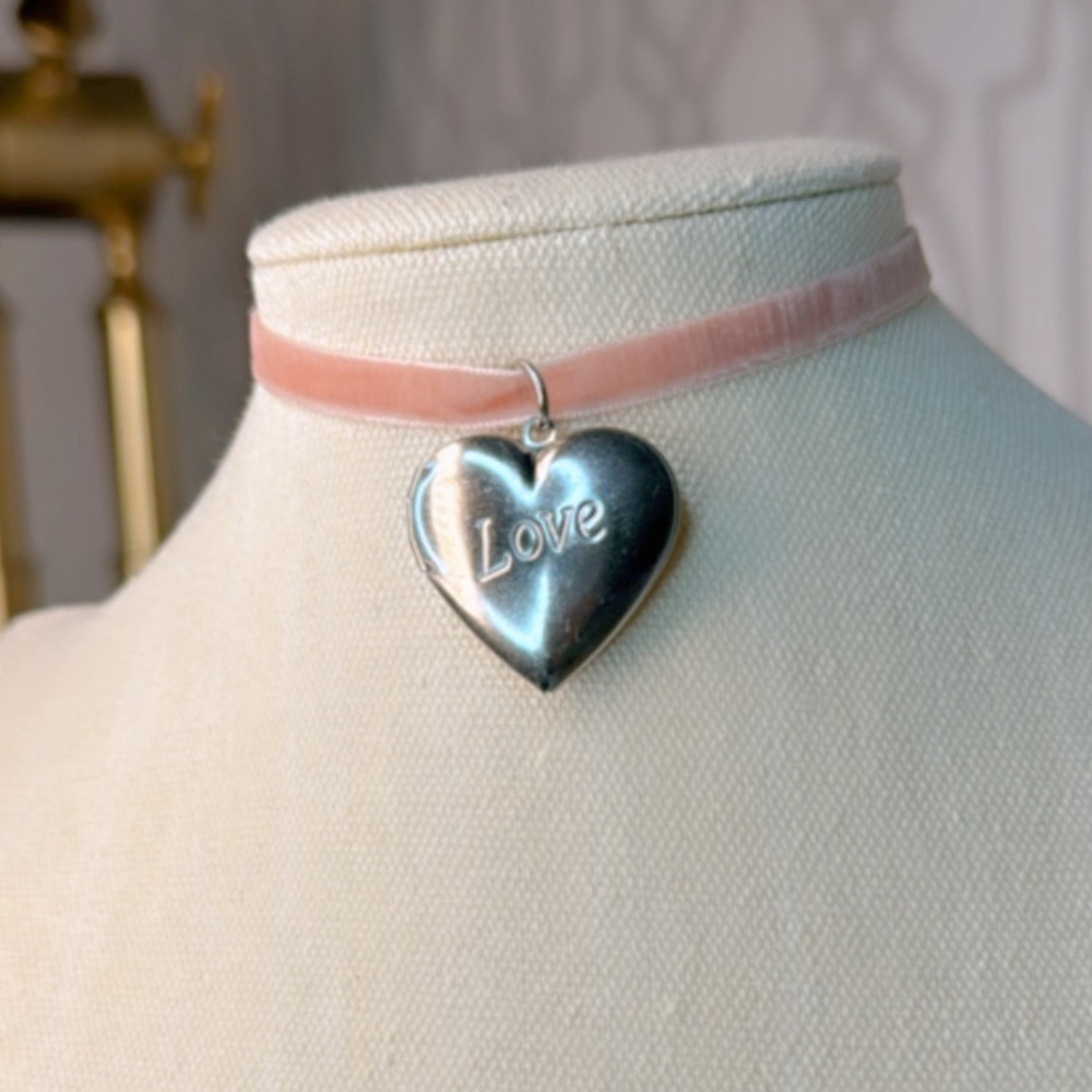 Large vintage love 🤍 locket on dusty pink vintage velvet ribbon - Picture 3 of 7